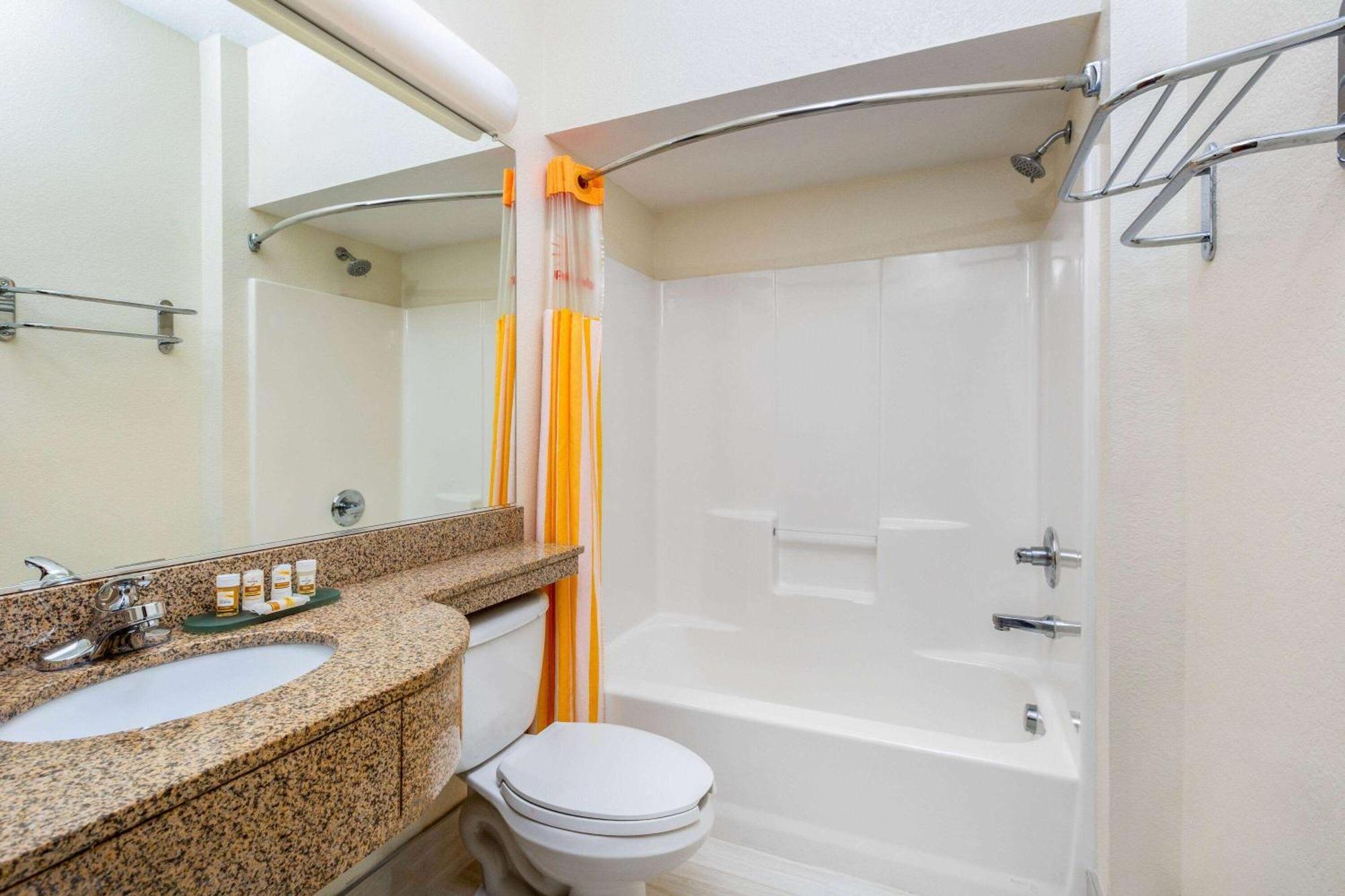 La Quinta By Wyndham Tulare Hotell Eksteriør bilde