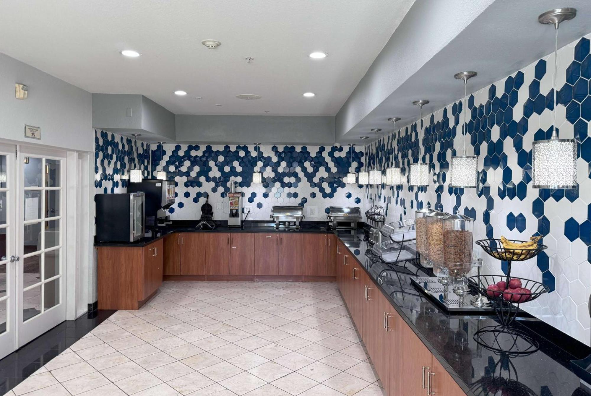 La Quinta By Wyndham Tulare Hotell Eksteriør bilde